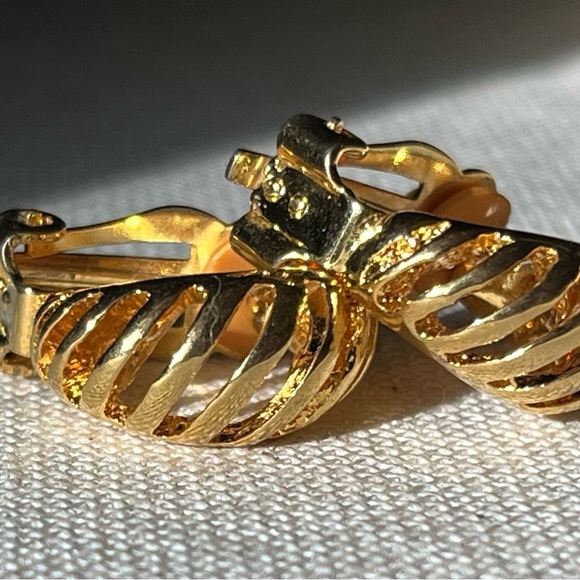 Elegant Vintage Gold Tone Clip-On Earrings - Picture 1 of 4